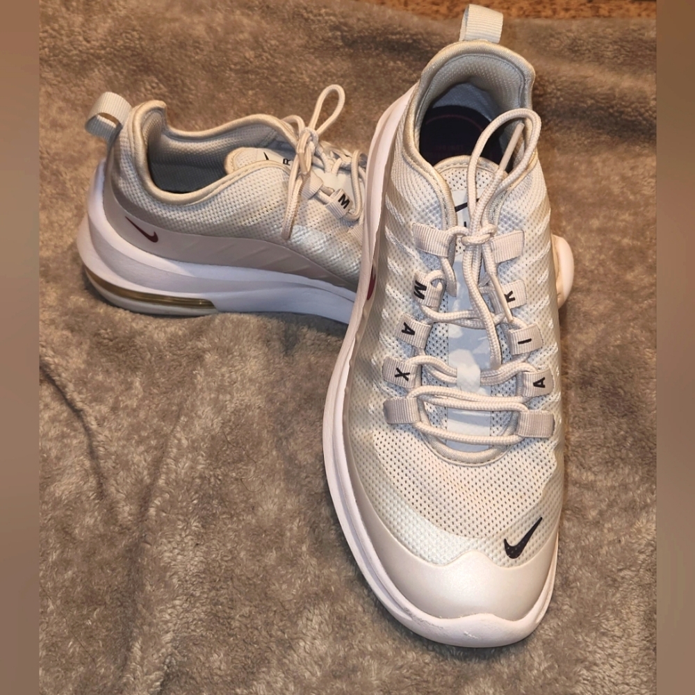 Nike Air Max Axis Womens Size 7.5 White Athletic Training Sneakers